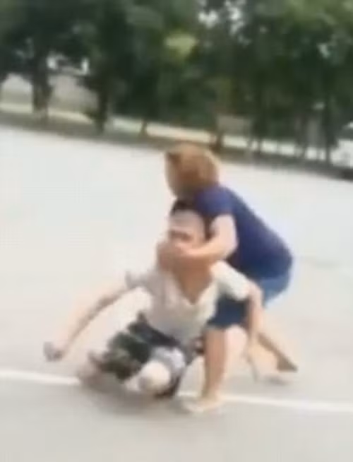 Ngay khi tên cướp hành động, người phụ nữ này phản ứng cực kỳ nhanh nhạy. Vừa không để tên cướp đạt được mục đích, vừa áp chế lại tên cướp một cách dễ dàng. (Nguồn Sina)