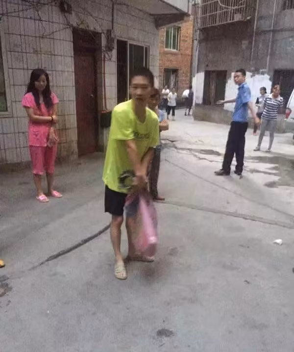 Cặp đôi bước ra khỏi cửa, sốc vì đụng độ "quái vật" khát máu - Hình 4 Cap doi buoc ra khoi cua, soc vi dung do "quai vat" khat mau-Hinh-4