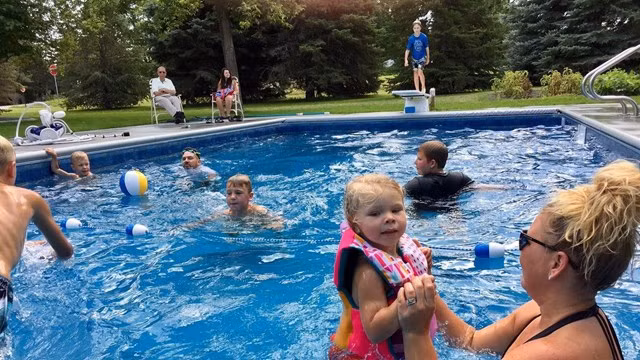 Hàng ngày, nhìn những đứa trẻ bơi lội thích thú và luôn hò hét tên mình, ông Keith không còn cảm thấy cô đơn nữa. (Nguồn Bored Panda)