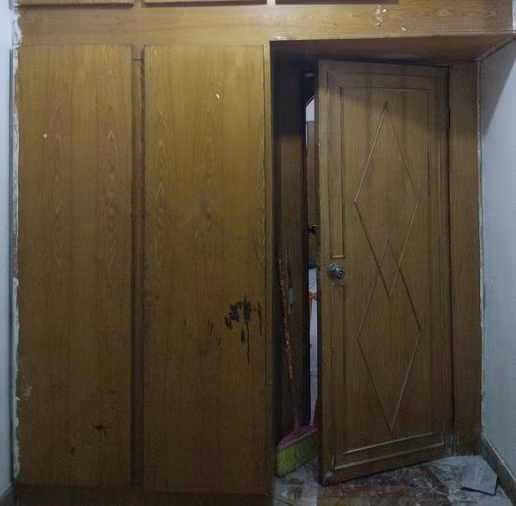 Trong ảnh là tủ đựng đồ đã cũ, xước. Bốn cánh tủ phía trên thì xập xệ, bản lề hỏng, lỏng lẻo. (Nguồn Douban)