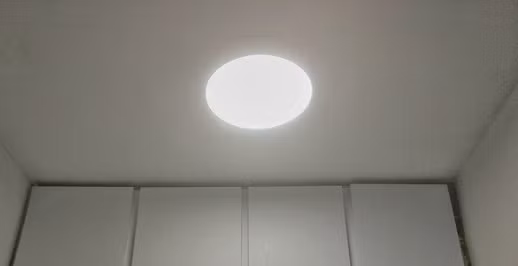 Đèn trần cũng được cô nàng thay mới hoàn toàn, các tủ gỗ cũng được lắp ghép, sơn mới lại cẩn thận. (Nguồn Douban)