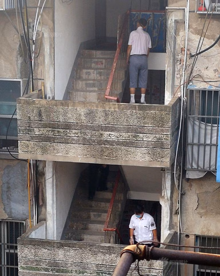 Gần đây, tại Dương Châu, Giang Tô, Trung Quốc, một cô gái đã phải nhận sự ám ảnh kinh hoàng sau một đêm mất ngủ. Lúc đó là khoảng gần sáng, cô gái mất ngủ, nằm trằn trọc trên giường, thỉnh thoảng nhìn ra cửa sổ còn mờ mờ hơi sương. (Nguồn Sina)