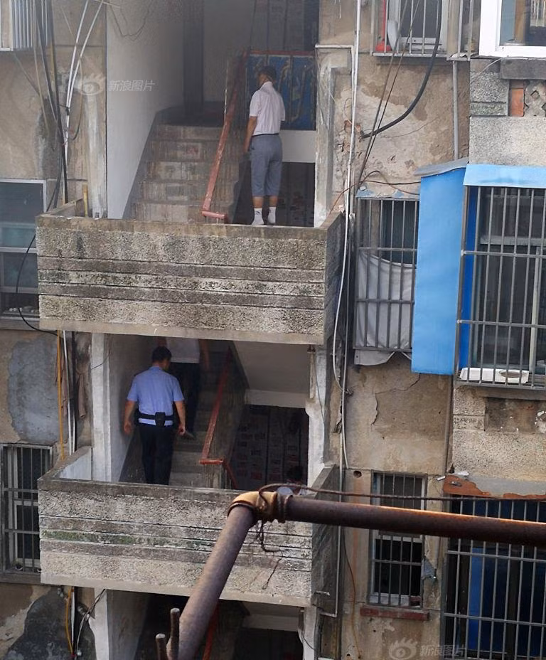 Qua ánh sáng yếu, cô gái nhìn thấy một người đàn ông đứng đối diện với cầu thang tòa nhà bên cạnh. Lúc đầu, cô chẳng mấy quan tâm, nghĩ rằng người đó dậy sớm tập thể dục. Thế nhưng, hơn 10 phút qua đi, người đàn ông vẫn bất động, không hề nhúc nhích. (Nguồn Sina)