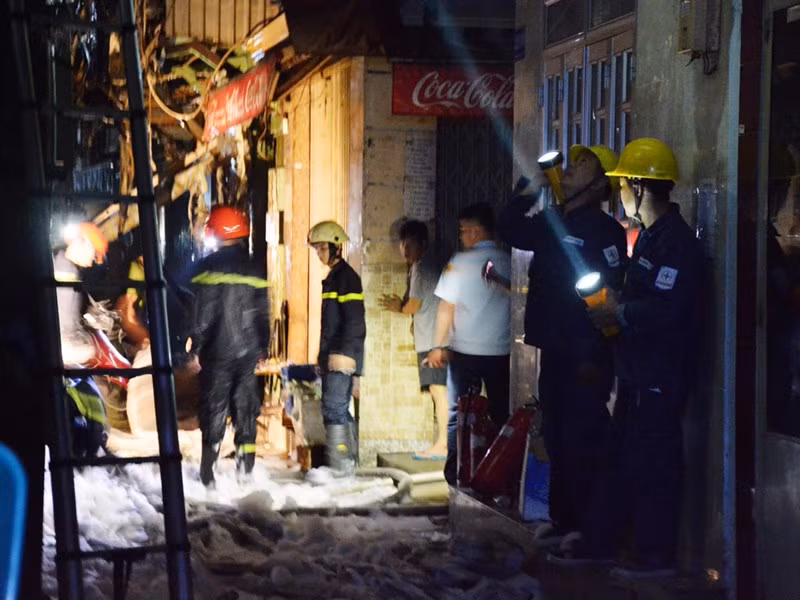 Chay nha o trung tam quan 1, du khach hoang hot bo chay