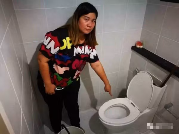 Cách đây không lâu, tại khu vực Taling Chan, thủ đô Bangkok, Thái Lan, cô Phanarat Chaiboon, 42 tuổi cũng bị trăn khổng lồ tấn công, cắn vào mông khi đi vệ sinh trong chính ngôi nhà của mình. (Nguồn Sina)