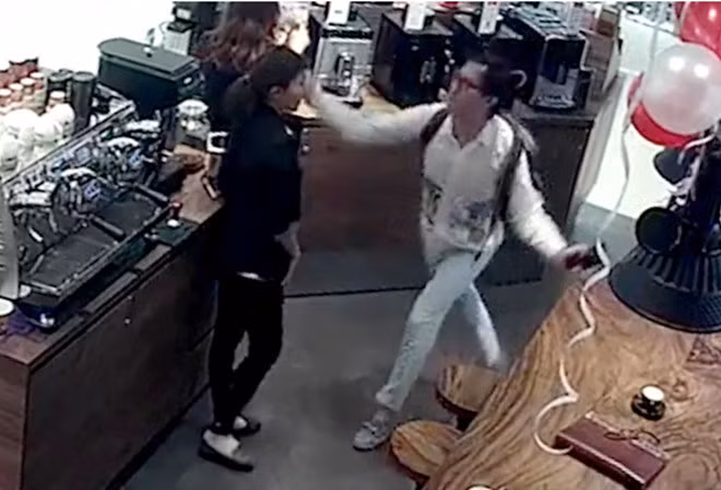 Tat nu nhan vien co bau, sao Khanh Casa khong gap, xin loi truc tiep?