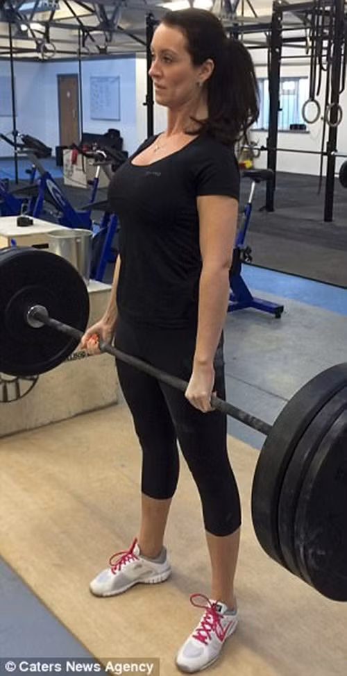 Đang trong cơn sốc nặng vì nghĩ rằng cả cuộc đời mình sẽ phải gắn bó với xe lăn thì cô Riona tiếp tục gặp phải cú sốc tinh thần khác cực kỳ tồi tệ. Chỉ 5 ngày sau khi biết tin Riona bị liệt hoàn toàn, người chồng chung sống suốt 14 năm với cô chìa ra lá đơn xin ly hôn khiến Riona rơi xuống đáy của sự tuyệt vọng. (Nguồn Youthwant)