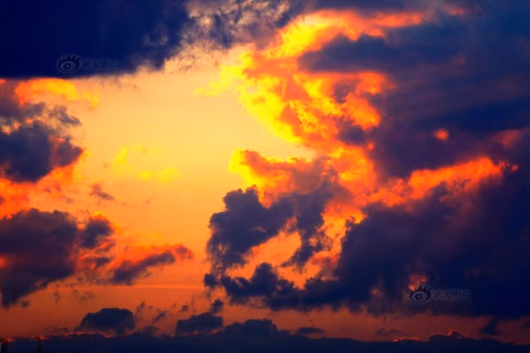 Cách đây không lâu, trên bầu trời khu vực Toại Xuyên, Cát An, Giang Tây, Trung Quốc cũng từng xuất hiện hiện tượng những đám mây rực rỡ phát sáng. Tuy không có hình thù kỳ lạ như những đám mây ở Bồ Đào Nha, Brazil nhưng cũng đủ khiến người dân địa phương xôn xao, sửng sốt. (Ảnh: Sina)