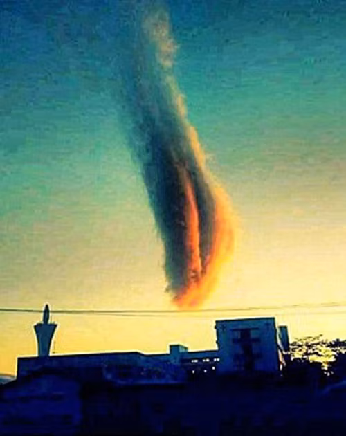 Theo nhà khí tượng học Quincy Vagell giải thích, đám mây hình thành do hiện tượng phân tán ánh sáng. Vào lúc Mặt Trời mọc và lặn, ánh sáng từ Mặt Trời xuyên qua khoảng cách xa hơn trong bầu khí quyển Trái Đất và bị phân tán, khiến những màu sắc rực rỡ như đỏ và cam trở nên trội hơn. (Ảnh: Sina)