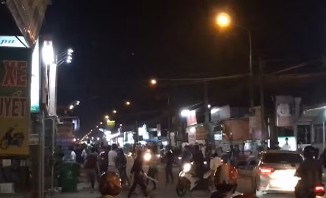 Hai nhom thanh nien chem nhau loan xa truoc tiem cam do