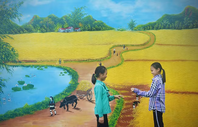 Những bức tranh trở thành sân chơi đầy màu sắc của lũ trẻ trong xóm.