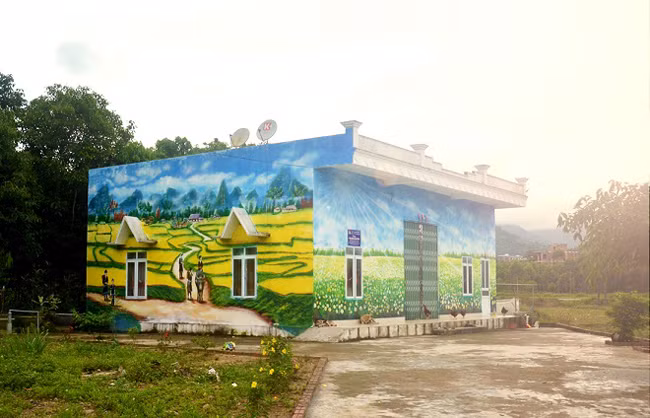 Xóm có 18 nóc nhà nhưng có tới 20 bức tranh vẽ trên tường, theo sáng kiến của đoàn thanh niên TP Móng Cái và sự hỗ trợ của các sinh viên mỹ thuật.