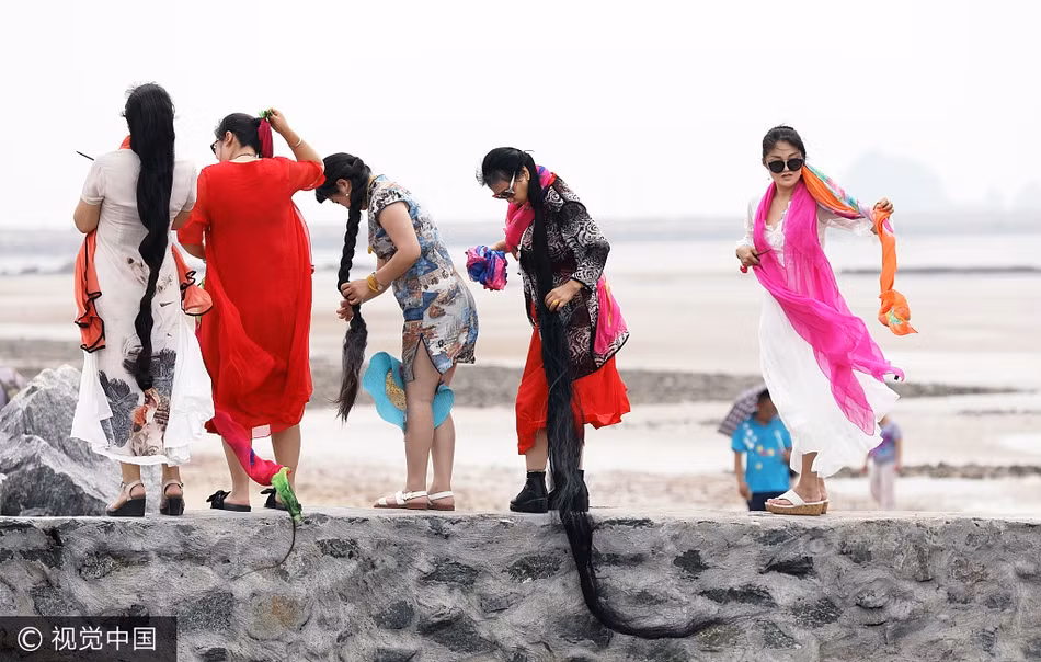 Theo đo đạc, tổng độ dài 5 mái tóc tha thướt của những người phụ nữ này lên tới 13,6m, tương đương với chiều cao của một ngôi nhà 5 tầng, thực sự đáng để ngưỡng mộ. (Nguồn Sina)