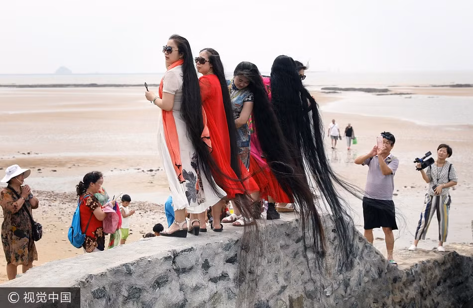 Trong ảnh là 5 nàng công chúa tóc mây của Trung Quốc đang khoe những bộ tóc dài vài mét của mình. (Nguồn Sina)