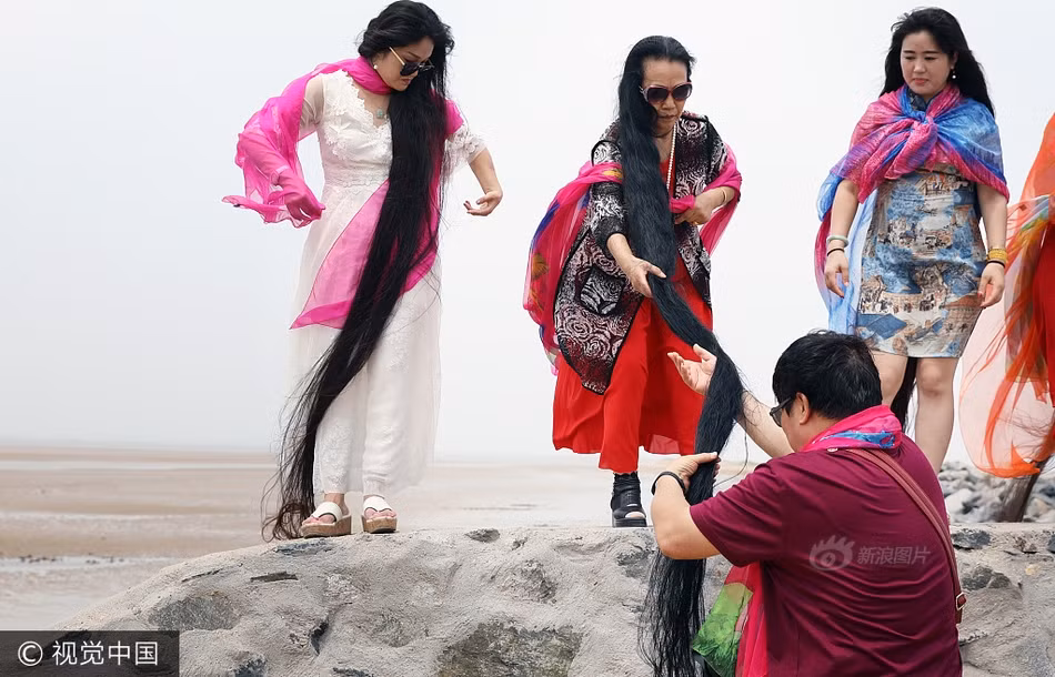 Để chăm sóc, giữ gìn bộ tóc dài hiếm thấy của mình, chắc hẳn những người phụ nữ này phải rất tốn công. Ngoài việc gội sấy mất nhiều thời gian và rất vất vả, họ còn phải chải chuốt, bao bọc và giữ gìn mái tóc rất cẩn thận khi ra ngoài. (Nguồn Sina)