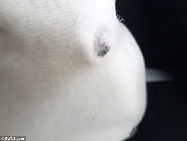 "Tôi là mẹ của thằng bé, tôi phải bảo vệ con trai mình, thế nhưng tôi lại không làm được điều này. Cứ nghĩ đến chuyện đem Max nhét vào chiếc ghế tra tấn kia, tôi lại cảm thấy rất đau lòng. Max nhất định không hiểu tại sao tôi lại đối xử với thằng bé như vậy. Thằng bé còn quá nhỏ, không thể nói cho tôi biết lý do, chỉ có thể dùng hành động để biểu đạt. Công ty Britax là một công ty danh tiếng, được xem là công ty sản xuất ghế ngồi cho trẻ em trên ô tô an toàn nhất. Tôi không bao giờ nghĩ sẽ xảy ra chuyện như thế này", cô Nicola nghẹn ngào nói. (Nguồn Dailymail)