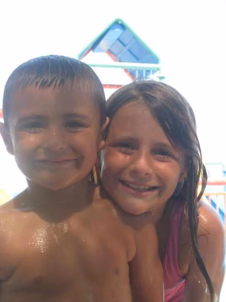 Người lớn luôn nghĩ rằng trẻ con không có chuyện buồn phiền gì nghiêm trọng. Kỳ thực không phải vậy. Khả năng chịu đựng áp lực của trẻ con không giống người lớn, cũng không tốt như người lớn. Chính vì thế, các em dễ dàng nghĩ quẩn, làm điều dại dột. Hãy quan tâm nhiều hơn đến các em, không nên phớt lờ để các em bị cô lập, dẫn đến hậu quả đáng tiếc. (Nguồn Youthwant)