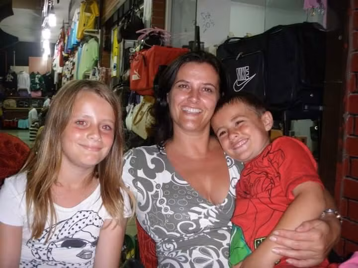 Đến lúc này, tất cả mọi người đều rõ ràng rằng, tiếng lòng của Maisie là xin mọi người hãy giúp đỡ cô bé, thế nhưng đáng tiếc không ai có thể hiểu được bởi biểu hiện bên ngoài của cô bé đều bình thường. Hóa ra, nội tâm của Maisie rất thống khổ. (Nguồn Youthwant)