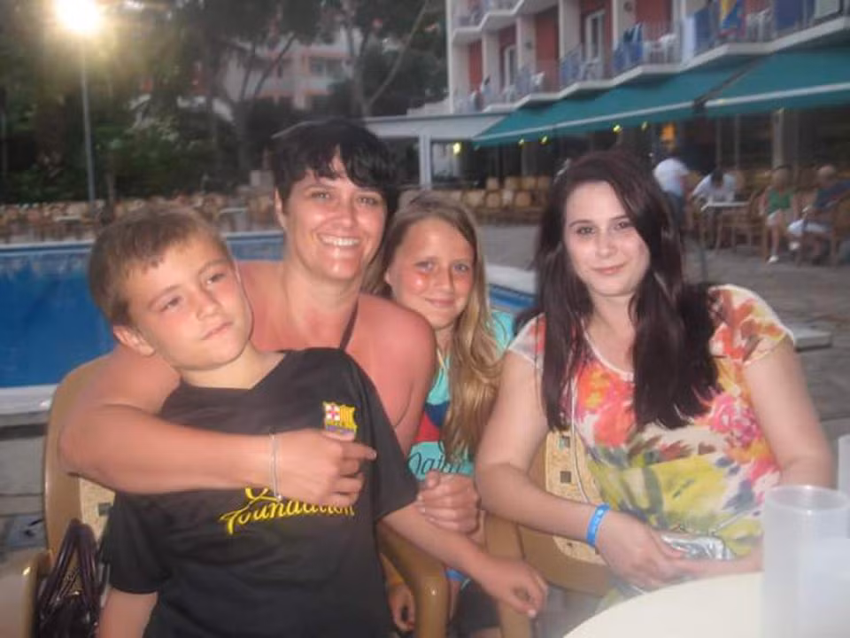 Cuối cùng, mẹ của Maisie quyết định biến mảnh giấy thành 750 chiếc huy hiệu. Ở lễ tang của Maisie, cô phát cho tất cả mọi người, mong rằng họ sẽ quan tâm hơn đến người thân của mình, đừng để họ đi theo vết xe đổ của Maisie. (Nguồn Youthwant)