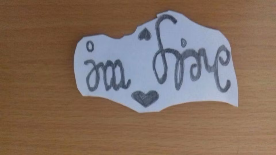 Muốn tìm nguyên nhân chính xác, chị gái của Maisie là Amy bắt đầu tìm tòi trong đống di vật của cô bé. Trong lúc tìm kiếm, Amy phát hiện, Maisie viết một mảnh giấy tiết lộ bí mật phía sau cái chết của cô bé Maisie, mảnh giấy nhỏ có chữ "I'm fine" - Tôi ổn. (Nguồn Youthwant)