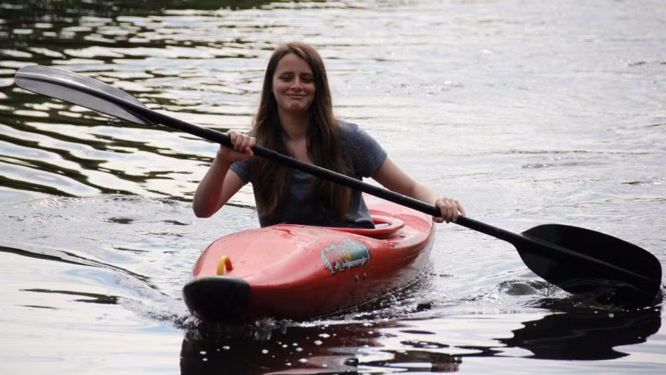 Gần đây, gia đình định đi nghỉ, Maisie còn rất vui vẻ đi mua kính râm với mẹ, lên kế hoạch cho chuyến đi. "Tôi không thể tin rằng con bé không còn trên đời nữa", mẹ Maisie nghẹn ngào nói. (Nguồn Youthwant)