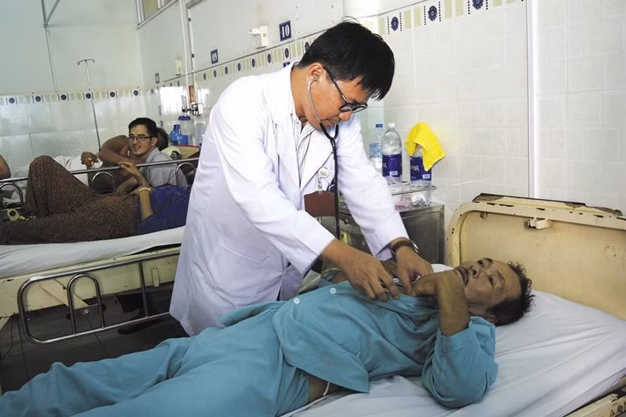 Ky la nguoi dan ong "song lai" giua dam tang cua minh