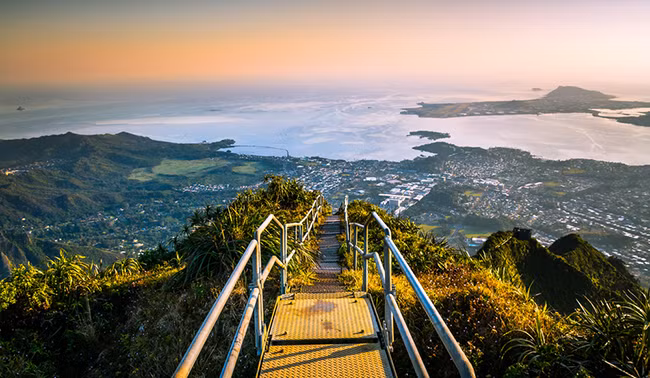 2. Bậc thang Haiku ở Oahu, Hawaii: Được gọi là "Cầu thang lên thiên đường", đây là một con đường leo núi mang vẻ đẹp thô sơ và hoang dã. Mặc dù không mở rộng rãi cho du khách tham gia, tuy nhiên, nhiều người vẫn tiếp tục leo lên nó để chiêm ngưỡng vẻ đẹp bình dị của thiên nhiên nơi đây.