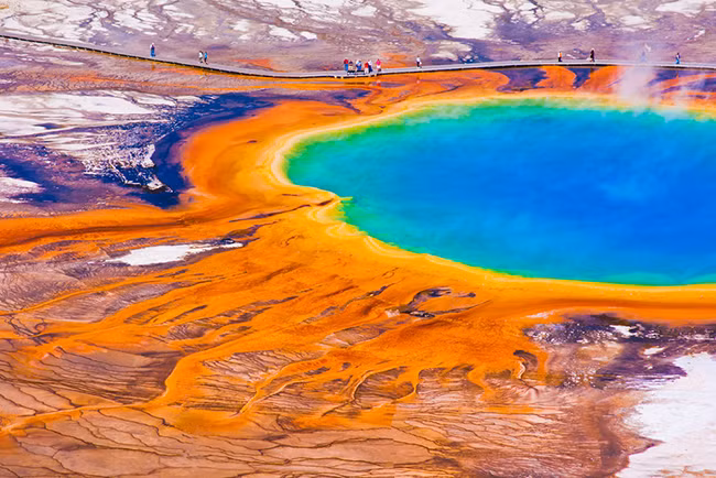 6. Suối nước nóng ở Grand Prismatic, Wyoming: Bồn tắm tự nhiên với màu sắc như cầu vồng này là suối nước nóng lớn nhất ở Hoa Kỳ và lớn thứ ba trên thế giới. Du khách sẽ có những trải nghiệm tuyệt vời nơi đây, khi được ngâm mình trong làn nước khoáng nóng tự nhiên và chiêm ngưỡng cảnh đẹp lung linh xung quanh.