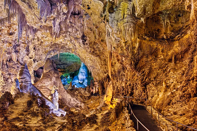 12. Động Carlsbad Caverns ở New Mexico: Có tổng cộng 119 hang động được tạo thành từ đá vôi và axit sulfuric, đang chờ khám phá tại thiên đường hang động đá này ở New Mexico.