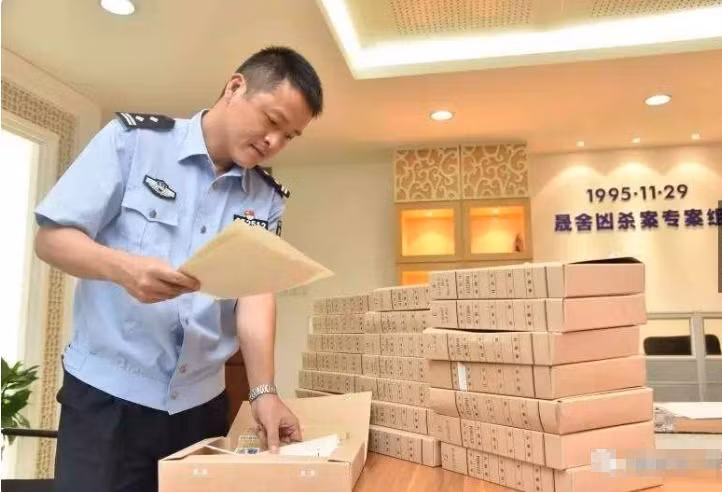 Tieu thuyet gia trinh tham hoa ke giet nguoi: Chi cho de bi bat-Hinh-5