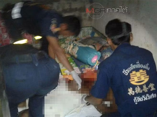 Vo nau com qua kho an, nguoi dan ong dung sung lam dieu soc