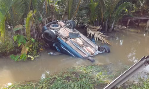 O to lat ngua xuong kenh, nguoi dan cay cua cuu 5 nguoi