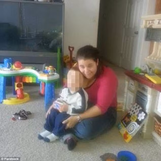 Bên cạnh đó, Eric lại bị rối loạn tâm thần nhẹ, sống nhờ sự trợ cấp của chính phủ. Một báo cáo của các cơ quan phúc lợi trẻ em đã chỉ ra rằng, Eric và các con của mình hay nằm trên sàn nhà để ngủ. Khi anh xoay người, chỉ một chút xíu nữa là đè lên các con. (Nguồn Youthwant)