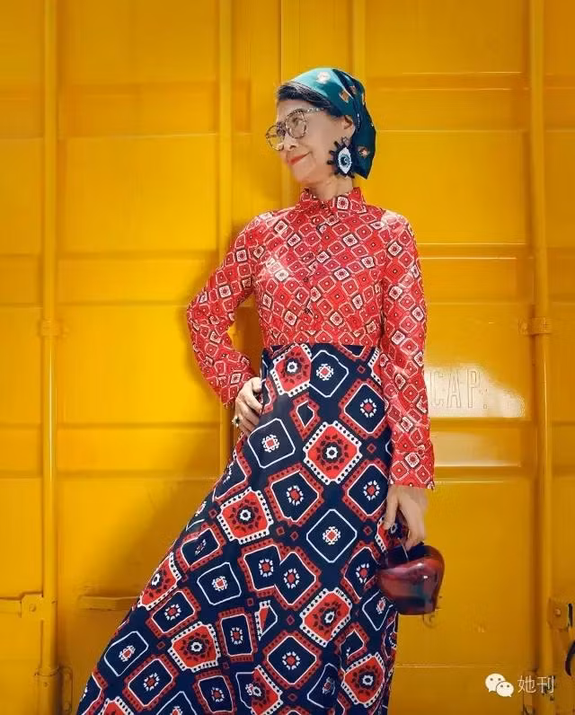 Bà tới Tây Tạng, đi lạc đà xuyên sa mạc, tận mắt chứng kiến mây trắng trôi lững lờ trên những hồ nước xanh ngắt, đến cả nơi nàng Vương Chiêu Quân năm xưa từng ở. (Nguồn Youthwant)