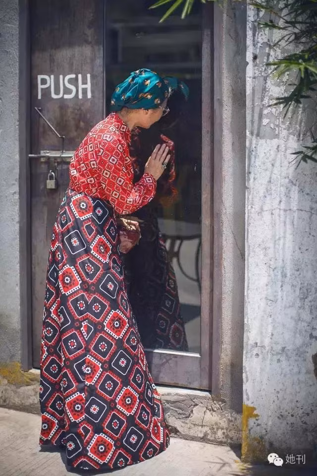 Hành trình của cụ bà chất chơi khiến nhiều người mơ ước. Cũng rất nhiều người tưởng rằng, bà Trinh thích đi du lịch, cưỡi xe phân khối lớn, ăn mặc thời trang là do sinh ra trong gia đình giàu có. Kỳ thực không phải như vậy. Năm 18 tuổi bà Trinh lập gia đình, sau đó trở thành một trí thức bình thường. Để đảm bảo cuộc sống, bà phải làm việc rất chăm chỉ, vất vả. (Nguồn Youthwant)