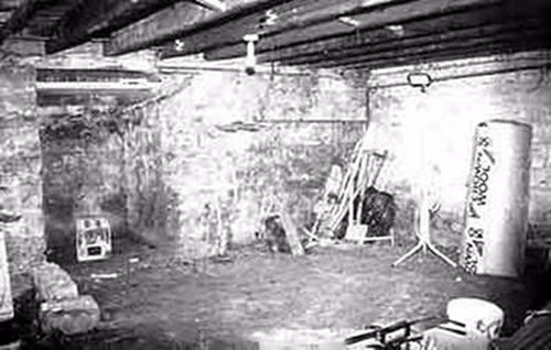 Sau khi hành vi giết người bại lộ, cặp vợ chồng sát thủ bị bắt. Fred cúi đầu nhận hết mọi tội lỗi trong khi Rose đem tất cả tội đổ lên đầu chồng, nói rằng mình vô tội, bị điều khiển. Sau khi biết được người vợ khai như thế, Fred cảm thấy cực kỳ giận dữ, hắn cảm thấy mình bị phản bội. Thế nhưng không muốn bán đứng Rose, trước khi bị xử, Fred đã dùng khăn mặt thắt cổ tự tử.