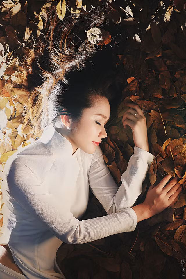 Năm 2012, người đẹp vùng cao đánh dấu tên tuổi của mình trong lòng người hâm mộ khi lọt vào top 20 Miss Teen. Mới đây, cô nàng từ là cựu sinh viên trường Đại học Khoa học Xã hội và Nhân văn, khoa triết học đã thực hiện bộ ảnh áo dài trắng đẹp lung linh, nhận được nhiều lời khen ngợi của đông đảo mọi người.