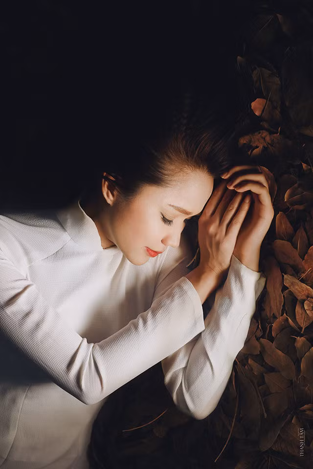 Vốn ngoại hình đã xinh đẹp, các đường nét trên khuôn mặt của Hải Yến lại rất hài hòa, cộng thêm kinh nghiệm làm mẫu ảnh trong nhiều năm, đó là những yếu tố quan trọng giúp hoa khôi Yên Bái thể hiện biểu cảm cực tốt khi mặc trang phục áo dài trong bộ ảnh theo chủ đề "Lá rụng về cội". Một trong những concept ảnh được giới chuyên môn đánh giá là rất khó tạo dáng cho mẫu ảnh.