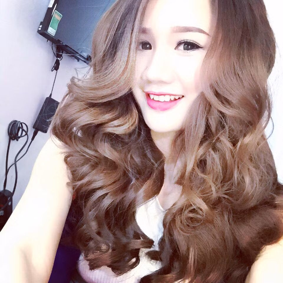 Cô nàng hiện đang là người mẫu ảnh được nhiều nhiếp ảnh gia Hà Nội mong muốn mời hợp tác bởi kinh nghiệm trong nghề và khuôn mặt ăn ảnh, xinh xắn.