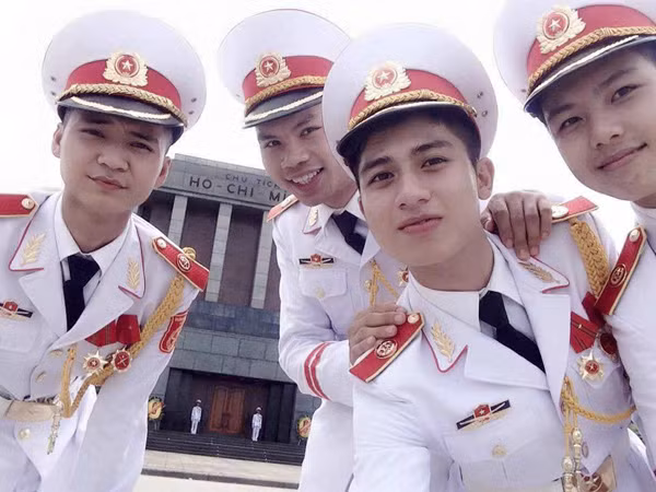 Hôm 12/7, bức ảnh chụp một nhóm chiến sĩ bảo vệ lăng Bác, mặc đồng phục màu trắng, mô tả một khoảnh khắc giản dị, nhiều niềm vui trong công việc đã gây chú ý trên cộng đồng mạng Việt. Bức ảnh được lan truyền với tốc độ chóng mặt, hút về số lượng hơn 30 nghìn lượt thích chỉ trong vài giờ đồng hồ. Các chiến sĩ trong ảnh không chỉ được chú ý bởi bộ đồng phục trắng muốt, rất trang nghiêm mặc trên người mà còn có khuôn mặt khá bảnh trai.