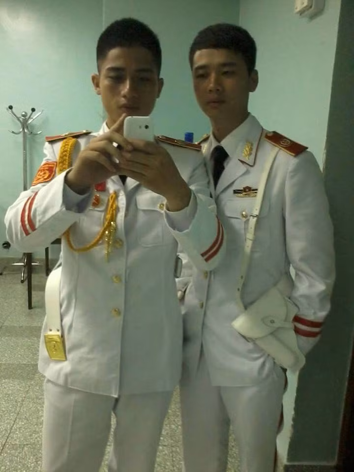 Quê ở Bắc Ninh, thường xuyên phải xa nhà nhưng Hàn Nghiệp luôn có những người đồng đội để bầu bạn. Thời gian rảnh, cả nhóm thường chơi thể thao, nghe nhạc và chia sẻ những câu chuyện về đời thường, về gia đình cho nhau nghe. Ảnh trong bài: Facebook nhân vật.