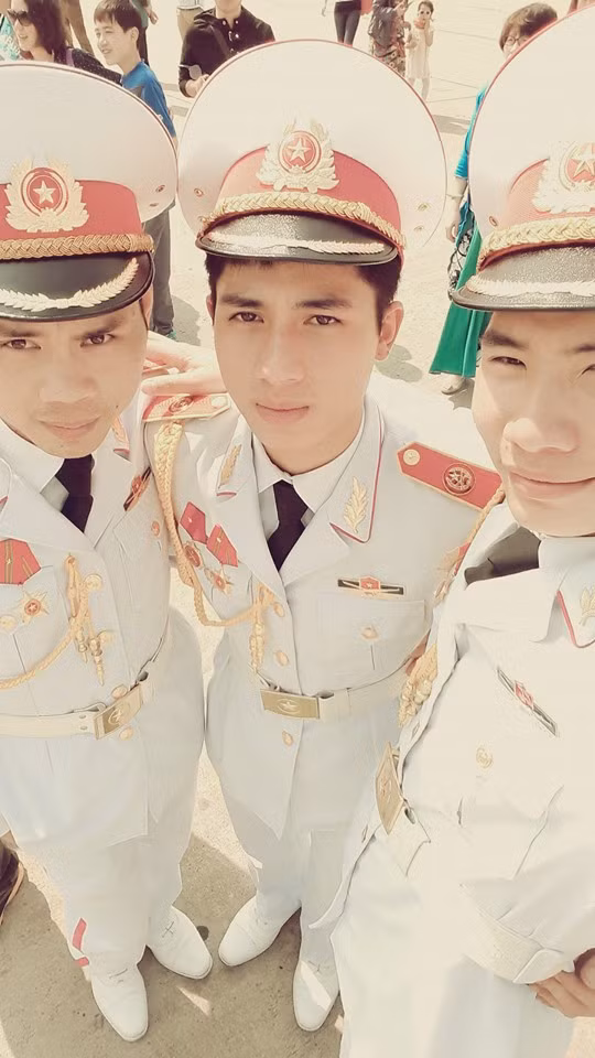 Đều là những gương mặt còn khá trẻ tuổi, nên trong thời gian nghỉ giải lao, không phải làm nhiệm vụ, nhóm chiến sĩ này cũng cùng nhau chụp ảnh lưu giữ kỷ niệm, tạo thêm sự vui vẻ sau những giờ làm việc nghiêm túc, thận trọng đến từng chi tiết nhỏ. Vẻ điển trai, trẻ trung là điểm khiến các chiến sĩ này có thêm sự chú ý từ phía dân mạng, đặc biệt là từ các cô gái trẻ.