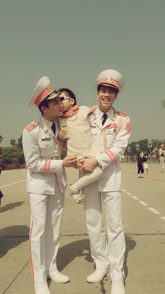 Trên trang cá nhân của các chiến sĩ trẻ tuổi này có chia sẻ rất nhiều bức ảnh chụp lại các khoảnh khắc đẹp tại nơi làm việc. Ngoài nhiệm vụ bảo vệ lăng Bác, các anh thỉnh thoảng còn hướng dẫn người dân đến tham quan quảng trường, vào lăng viếng Bác theo đúng quy định, trình tự.