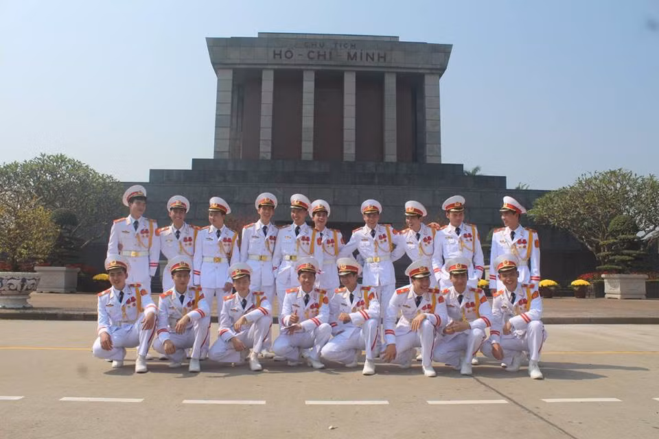 Nhóm chiến sĩ luôn khoác trên mình bộ đồng phục chỉnh tề bất kể trời mưa, nắng, nóng, lạnh... thay phiên nhau đứng gác, bảo vệ lăng Bác và an ninh quanh khu vực quảng trường Ba Đình. Những bức ảnh này không quá cầu kỳ, cũng chẳng đẹp theo kiểu long lanh, nhưng cũng đủ khiến dân mạng, giới trẻ Việt cảm nhận được một công việc vất vả, phải xa nhà thường xuyên nhưng cũng nhiều niềm vui, trải nghiệm thú vị.