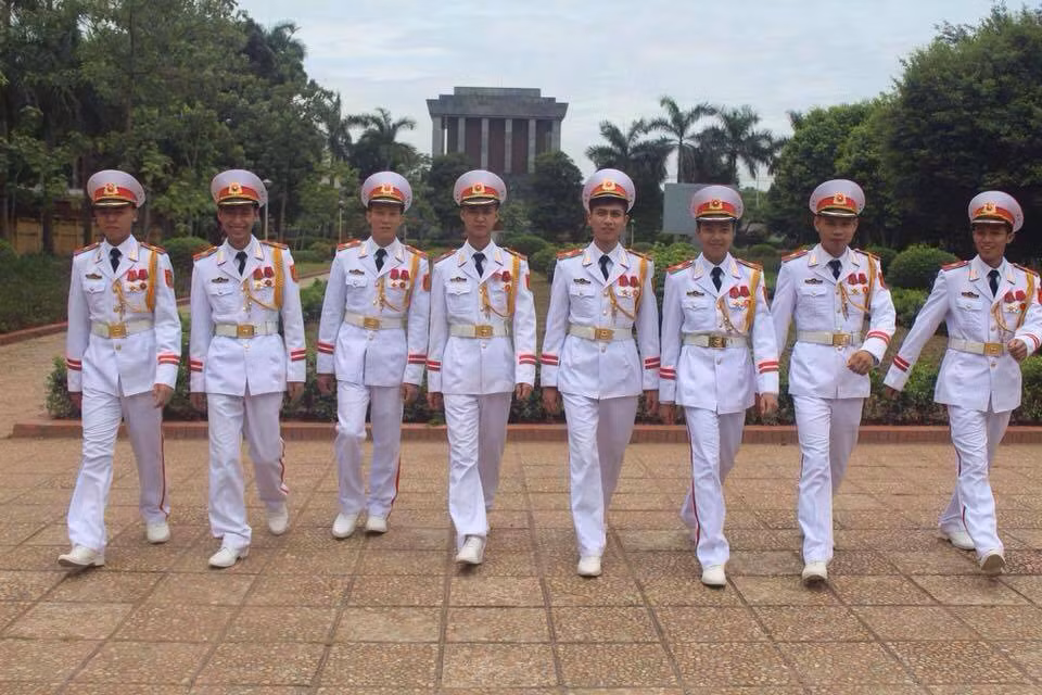 Sau cơn bão like từ bức ảnh đầu tiên về nhóm chiến sĩ cảnh vệ này, dân mạng Việt đã nhanh tay tìm kiếm thêm được rất nhiều bức ảnh khác về họ. Hầu hết mọi bức ảnh đều được chụp tại quảng trường Ba Đình, phía trước lăng Bác và được dự đoán là trong thời điểm nghỉ giải lao, sau giờ đổi gác hoặc sau khi thực hiện các nghi lễ đầu tuần.