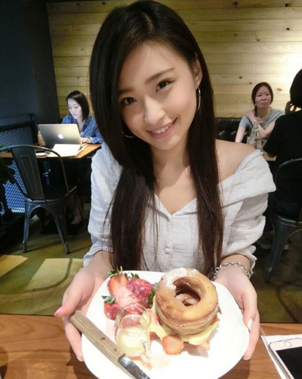 Nụ cười "ngọt lịm" của nữ nha sĩ làm bao trái tim loạn nhịp.