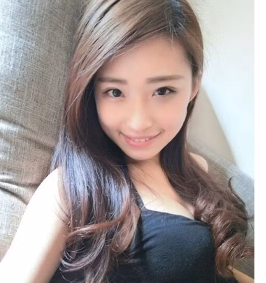 Đã rất xinh đẹp rồi, nữ nha sĩ Đài Loan lại còn có thân hình nóng bỏng, số đo vòng 1 ấn tượng như người mẫu.