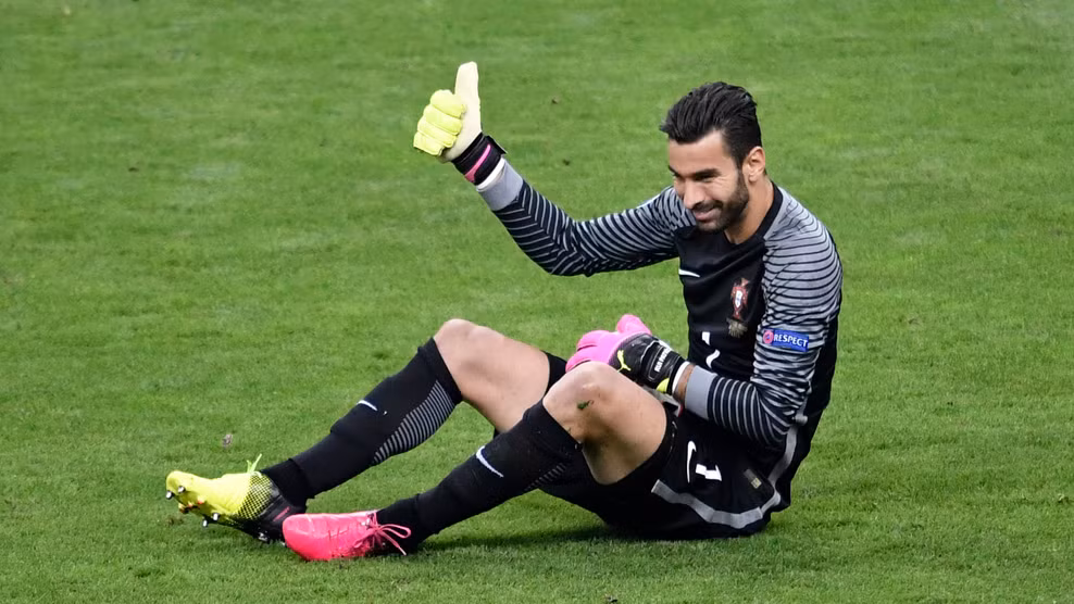 Phút 84, Sissoko sút xa rất căng, bóng đi hiểm nhưng thủ thành Patricio vẫn chơi rất xuất sắc. Phút 89, Sagna tạt bóng khó chịu, nhưng dù có 2-3 cầu thủ Pháp trong vòng cấm nhưng lại không có ai chạm bóng trong tình huống này. Phút 90+, Gignac có pha xoay sở rất kỹ thuật, vượt qua Pepe trước khi tung ra cú sút nguy hiểm. Thủ thành Patricio đã bị hạ gục nhưng cột dọc vẫn từ chối bàn thắng của ĐT Pháp. 90 phút thời gian thi đấu chính thức của trận đấu đã khép lại với tỷ số 0-0. Hai đội bước vào thời gian thi đấu hiệp phụ.