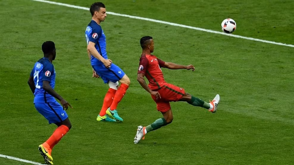 Hiệp một trận chung kết Euro 2016 bắt đầu. Ở trận đấu này, ĐT Bồ Đào Nha đón hai sự trở lại quan trọng của Pepe và Carvalho, trong khi đó ĐT Pháp giữ nguyên đội hình trong chiến thắng 2-0 trước ĐT Đức ở bán kết. Vài phút đầu trận, ĐT Pháp là phía cầm bóng nhiều hơn, họ chủ động tấn công và bóng được luân chuyển linh hoạt ở cả 2 cánh. Bồ Đào Nha đang chơi với một đội hình thấp. Phút thứ 4, Cedric có đường phất bóng dài cho Nani thoát xuống hãm bóng bằng ngực và ra chân nhưng bóng lại bay thẳng lên trời.