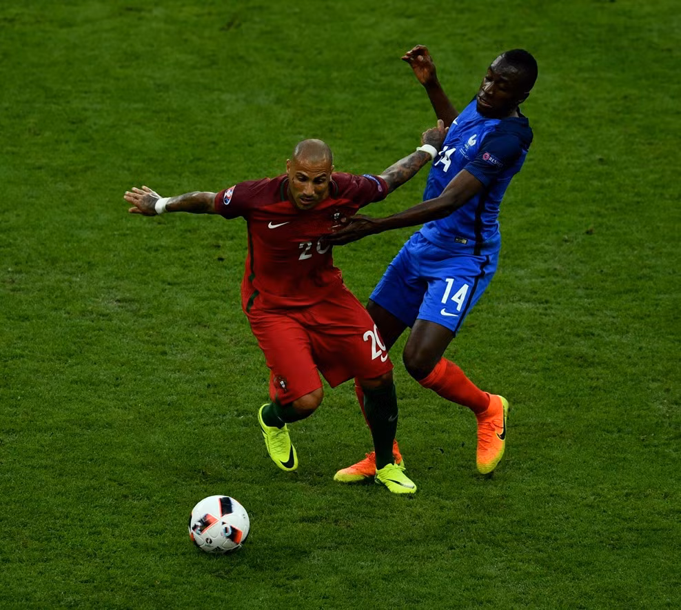 Phút 40, Griezmann phối hợp nhuần nhuyễn với Payet nhưng trước khi cầu thủ số 7 của Pháp kịp dứt điểm thì Pepe bên phía Bồ Đào Nha đã truy cản kịp thời. Tấn công không nổi bật nhưng hiện tại các đồng đội của Ronaldo vẫn đang làm rất tốt nhiệm vụ phòng ngự, chờ đợi những pha bóng cố định và cả những khoảnh khắc chói sáng của các cá nhân. Hiệp một kết thúc với tỷ số 0-0.